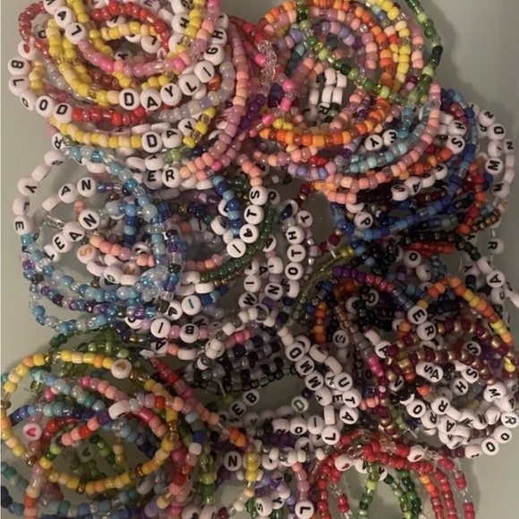 100 Random Taylor Swift Bracelets - Picture 1 of 3